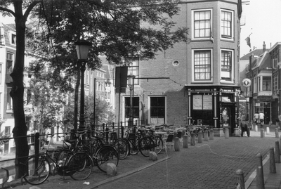 604282 Gezicht op de Oudegracht te Utrecht, met rechts de Donkere Gaard en in het midden het terras bij café 't Heen en ...